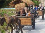 Pengunjung-nyobain-naik-wahana-dinosaurus-di-Wisata-Gunung-Pundut-WGP.jpg