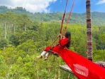 Pengunjung-nyobain-wahana-Valley-Swing-di-The-Lodge-Maribaya.jpg
