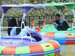 Pengunjung-nyobain-wahana-bumper-boat-di-Agrowisata-Gunung-Mas-Bogor-Jawa-Barat2.jpg