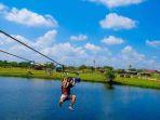 Pengunjung-nyobain-wahana-flying-fox-di-Kampoeng-Organik.jpg