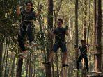 Pengunjung-nyobain-wahana-flying-fox-di-Kopeng-Treetop-Adventure-Park-di-Semarang-Jawa-Tengah.jpg
