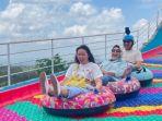 Pengunjung-nyobain-wahana-rainbow-slide-di-Malang-Dreamland-Kota-Malang-Jawa-Timur.jpg