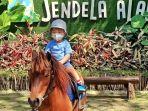 Pengunjung-nyobain-wisata-naik-kuda-di-Jendela-Alam-Bandung.jpg