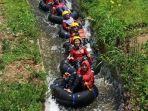 Pengunjung-saat-menjajal-tubing-di-Watu-Gambir-Karang-Karangpandan-Karanganyar-Jawa-Tengah.jpg