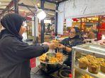Pengunjung-yang-memesan-menu-makanan-di-Asian-Food-Festival-Cibubur-Junction-Jakarta-Timur.jpg