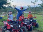 Pengunjung-yang-menaiki-wahana-ATV-di-Tepi-Kota-Healing.jpg