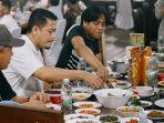 Pengunjung-yang-menikmati-makanan-di-Pondok-Patin-HM-Yunus-Pekanbaru-Riau.jpg