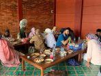 Pengunjung-yang-menikmati-makanan-di-Rumah-Makan-Rahayu-di-Kauman-Bintoro-Demak-Jawa-Tengah.jpg