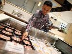 Pengunjung-yang-paket-all-you-can-eat-Grill-Deli-restoran-buffet-baru-di-AEON-Deltamas-Bekasi.jpg