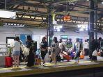 Penumpang-Naik-Kereta-Api-saat-Libur-Waisak.jpg