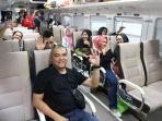 Penumpang-kereta-api-berpose-di-dalam-kereta.jpg