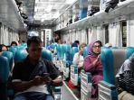 Penumpang-kereta-api-tertib-dan-duduk-tenang-di-dalam-gerbong-kereta.jpg