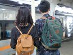 Penumpang-menikmati-perjalanan-kereta-api-selama-periode-libur-sekolah-1.jpg