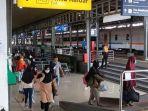 Penumpang-tiba-di-Stasiun-Semarang-Tawang.jpg