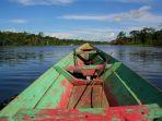 Perahu-dayung-kayu-tua-yang-melintasi-Sungai-Amazon.jpg