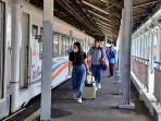 Perjalanan-Kereta-Api-saat-Libur-Natal.jpg