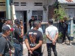 Personel-polisi-yang-melakukan-olah-TKP-di-lokasi-penemuan-mayat-wanita-yang-dikubur.jpg