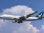 Pesawat-Cathay-Pacific-Cargo-terbang-di-bawah-langit-cerah.jpg
