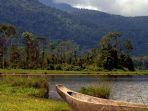 Pesona-Danau-Lindu-dengan-view-Gunung-Nokilalaki-di-kawasan-Taman-Nasional-Lore-Lindu.jpg