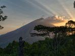 Pesona-Gunung-Inerie-di-Nusa-Tenggara-Timur.jpg