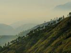 Pesona-sunrise-dari-Menara-Pandang-Tele-di-Turpuk-Limbong-Harian-Samosir-Sumatera-Utara.jpg