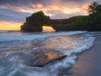 Pesona-sunset-di-Pantai-Batu-Bolong-kawasan-Badung-Bali-yang-menakjubkan.jpg