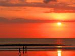Pesona-sunset-di-Pantai-Legian-wisata-alam-ngehits-di-Kabupaten-Kuta-Bali.jpg