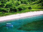Pink-Beach-satu-tempat-wisata-hits-di-Labuan-Bajo-buat-liburan-akhir-tahun.jpg