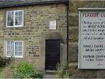 Pondok-Wabah-Eyam-Derbyshire-Inggris.jpg