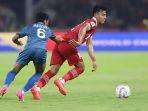 Pratama-Arhan-berebut-bola.jpg