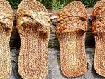 Produk-sandal-eceng-gondok-buatan-tangan-para-ibu-yang-dalam-Bank-Sampah-KGS.jpg