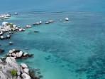Pulau-Lengkuas-di-Belitung-ideal-untuk-pasangan-momen-romantis-snorkeling-di-pantai-berpasir-putih.jpg
