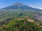 Puncak-Botorono-di-Temanggung-Jawa-Tengah-dengan-latar-belakang-Gunung-Sindoro.jpg