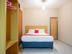 RedDoorz-Plus-Hotel-Srikandi.jpg