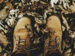 Rekomendasi-sepatu-hiking-pria-perjalanan-panjang-medan-berbatu-atau-jalur-hutan-yang-menantang.jpg