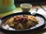 Sajian-mi-hot-plate-di-warung-Babi-Mini-Solo-Pasar-Gede-Kota-Solo.jpg
