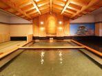 Salah-satu-ruangan-onsen-di-Spa-World-Osaka.jpg