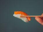 Salmon-Sushi-satu-makanan-ikonik-Jepang-yang-ternyata-bukan-dari-Jepang1.jpg