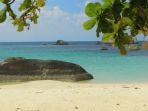 Satu-tempat-wisata-di-Bangka-Belitung-Pantai-Laskar-Pelangi.jpg