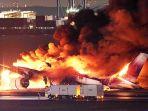 Sebuah-pesawat-Japan-Airlines-terbakar-di-landasan-Bandara-Haneda-Tokyo.jpg