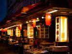 Sejumlah-izakaya-di-Tokyo-Jepang-yang-saling-berdampingan.jpg