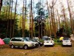 Sejumlah-mobil-terparkir-di-kompleks-objek-wisata-Bukit-Sekipan.jpg