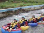 Sejumlah-pengunjung-saat-menikmati-River-Tubing-di-Desa-Wisata-Pandansari.jpg