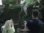 Sejumlah-wisatawan-menikmati-objek-wisata-Monkey-Forest-Ubud.jpg