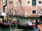 Sejumlah-wisatawan-nyobain-wisata-gondola-di-kanal-Venesia.jpg