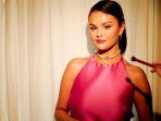 Selena-Gomez-tampil-pakai-setelan-pink.jpg