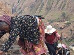 Seorang-nenek-tampak-mendaki-Gunung-Rinjaniseorang-pendaki-asal-Jawa-Tengah.jpg