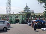 Seorang-pedagang-sedang-melintas-di-depan-Masjid-Agung-Semarang.jpg