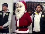 Seorang-petugas-polisi-di-Lima-Peru-berkostum-Santa-Claus-dalam-operasi-anti-narkoba-pekan-lalu.jpg