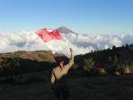 Seorang-pria-yang-memegang-bendera-merah-putih-Indonesia.jpg
